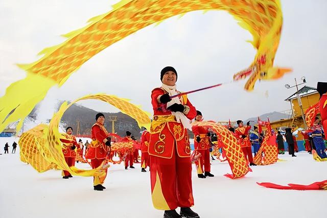 内蒙古扎兰屯：冰雪嘉年华冬季旅游热