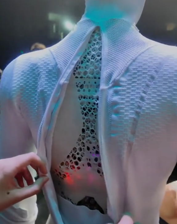 小鹏的首款女机器人，在全网火了，雷军说过的话，终于有人信了