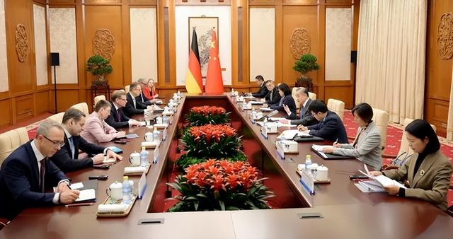 与德外长会谈提及台湾问题时，王毅“点名”批评日本