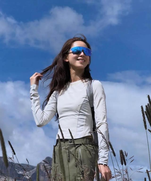 章泽天去意大利徒步登山,她扎高马尾很年轻,坐山顶看风景很惬意
