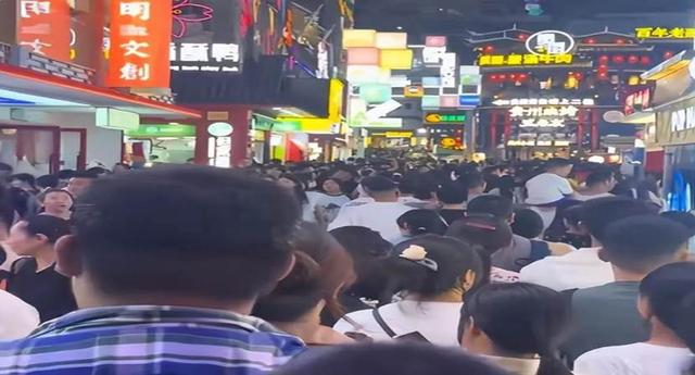 贵州被挤爆了！游客穿羽绒服吃火锅，本地人哭诉：是'攻城略地'！