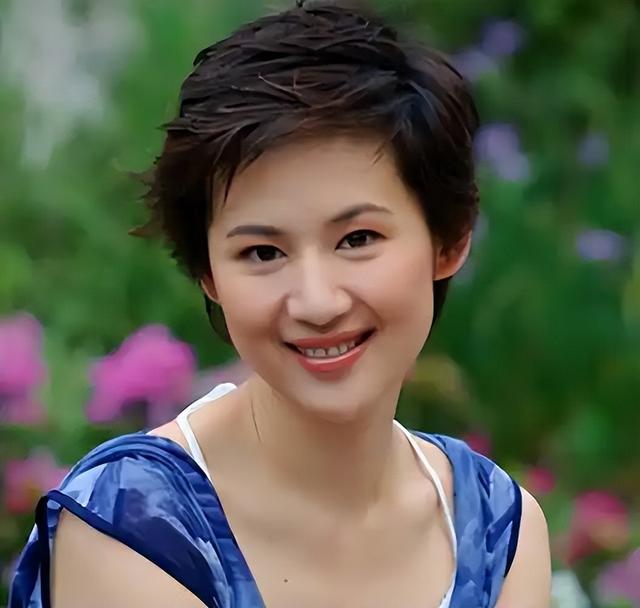 她是金牌美女主持，嫁上海首富生3个孩子，54岁看着像34岁好年轻