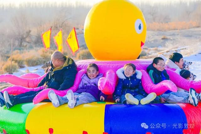 敦煌“童话雪乡”引客来