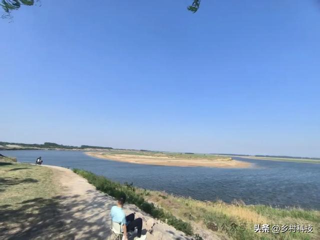 打卡临潼畅心湾，车开到堤坝上露营烧烤，比黄河的乾坤湾还舒畅！