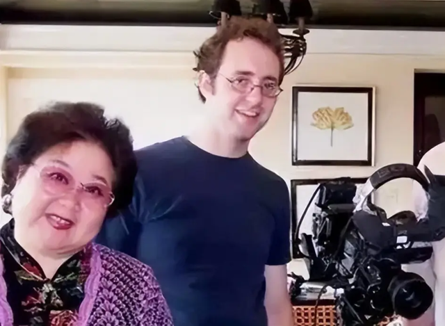 吃里扒外、永不回国？带30名演员留美不归，如今年过花甲归来