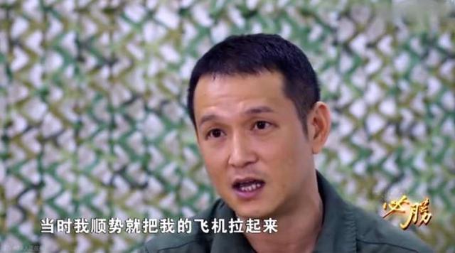 歼16戏耍两架隐形战机，贴背飞行后对方紧急逃离！F35还是F22？