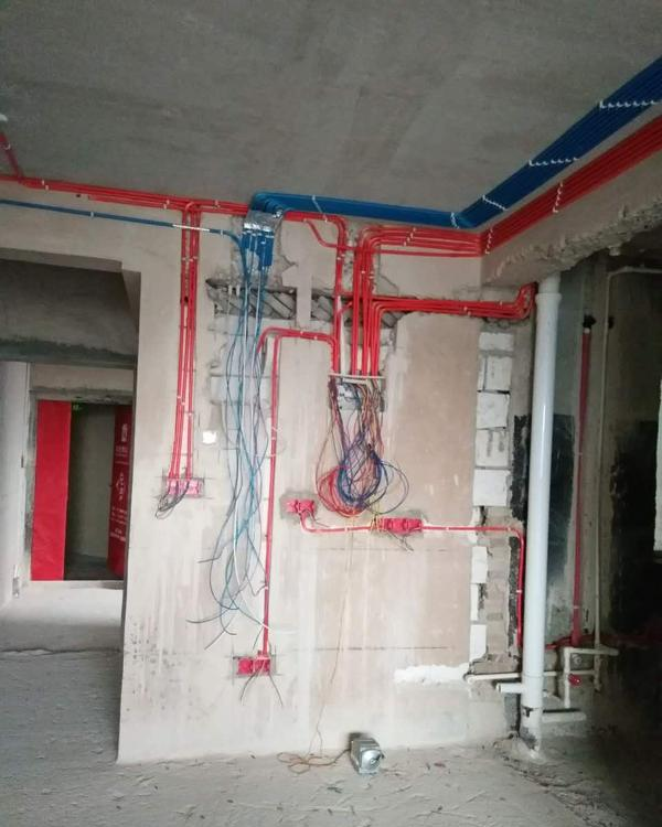 去了浙江才发现，电线早已不埋墙里了！瞧人家这么设计	，真是先进