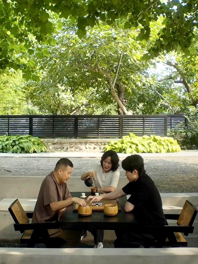笑不活	，王楚钦和爸妈过中秋，化身王怼怼，说妈妈偏爸又搁哪跟我