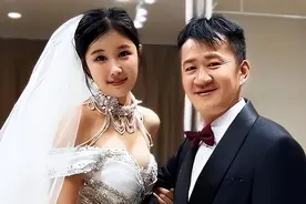 1个图财、1个图色，老夫少妻的现实问题在42岁李嘉明身上应验了图片