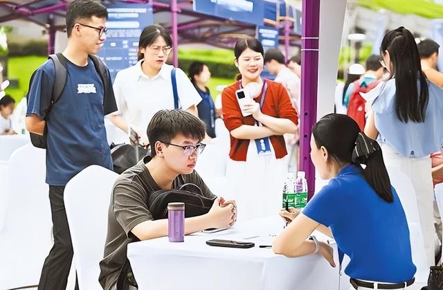 大学生就业真的难吗？人民日报曾怒批大学生：你不失业，天理难容