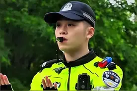 又帅又飒 , 四川街头帅气交警陈俊爆火出圈图片