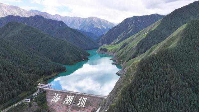 甘肃民乐：祁连山下林海苍翠茂密 湖水翠绿欲滴