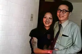 李敖与胡因梦离婚当天，笑着拍了这张照片，之后他却骂了对方37年图片