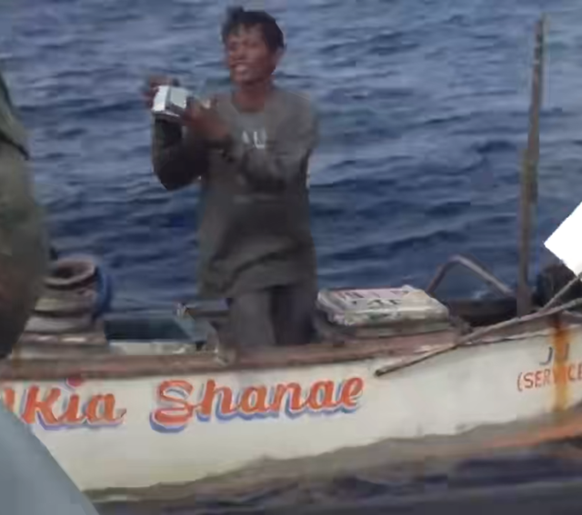 菲律宾渔民遇险，中国海军送水送食物，菲海警却恩将仇报