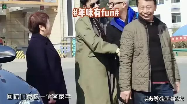 唐嫣现身罗晋父亲葬礼 一身黑衣搀扶着罗晋妈妈 夫妻合体破离婚传闻