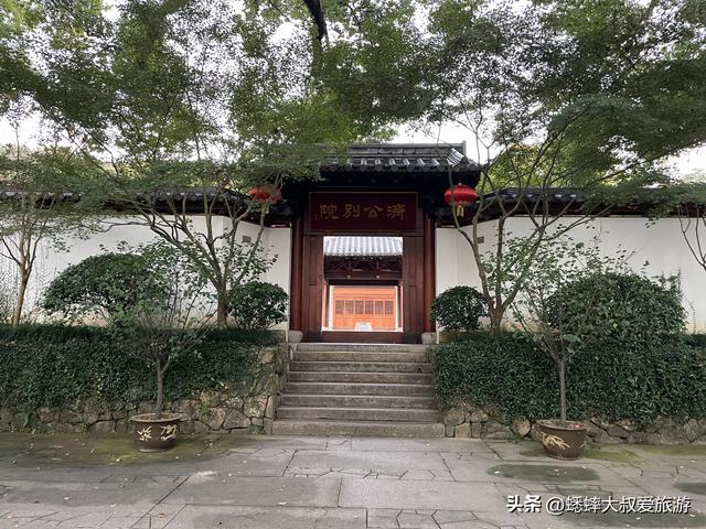 秋日来趟杭州“低调古刹”吧，门票10元，祈福撞钟喂宠一条龙！