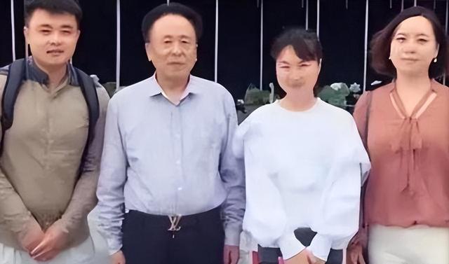 包养10位情妇，睡觉翻牌生下11个私生子，75岁还在拼命生娃！
