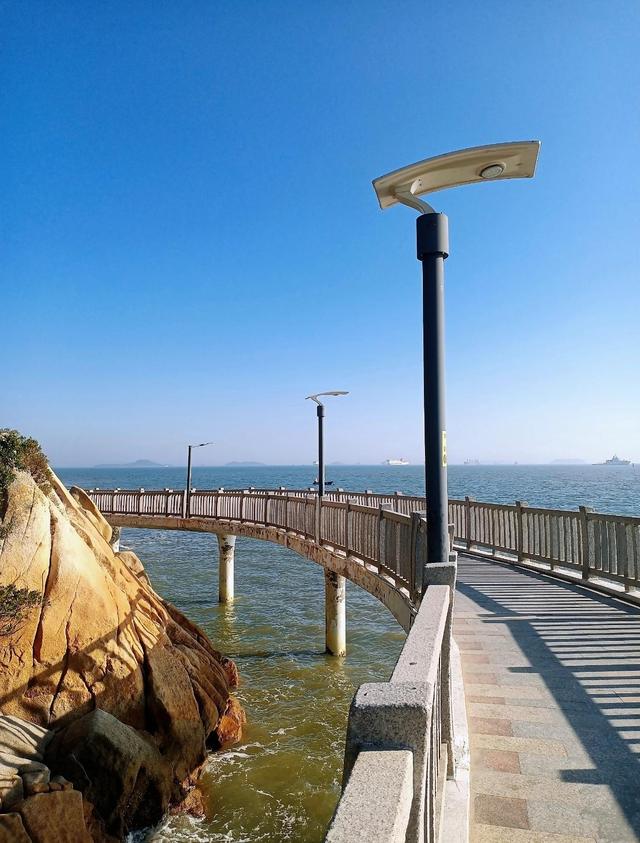 厦门环岛路木栈道，全长约6公里，一条串起碧海蓝天的诗意长廊