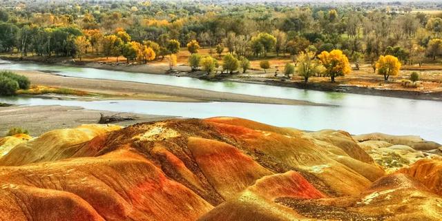 上帝调色盘 新疆“五彩滩”
