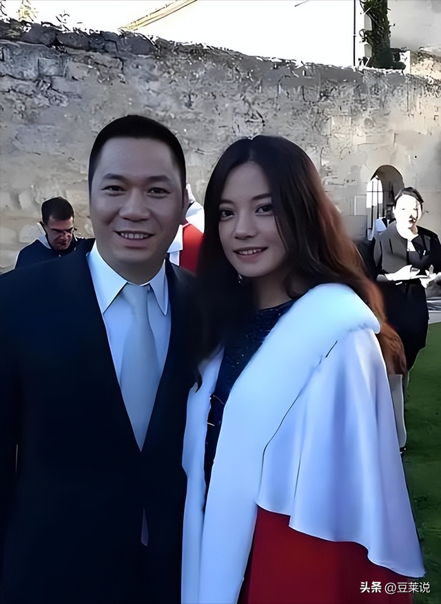 面相又变了！49岁赵薇广东吃饭，又老又瘦没架子，却再无回头路走