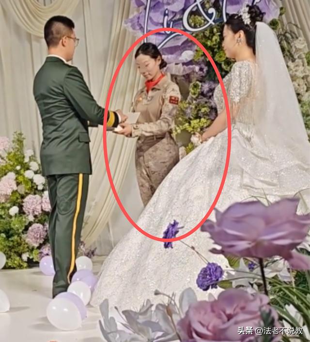 93受阅女兵参加婚礼被骂惨！网友：穿这套衣服去是几个意思？