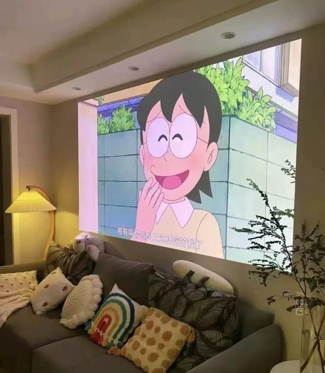 当年2.6万的商用投影仪，如今卖500块，流明度高达4000