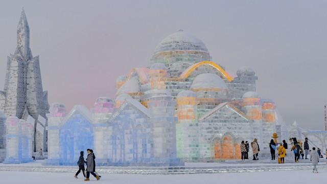 冰雪大世界百年列车冰雕全网出圈