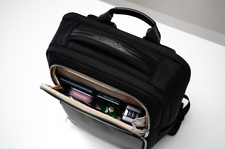 职场人士的得力助手,LEVEL8新品探界者商务双肩包——助你轻松应对工作挑战!