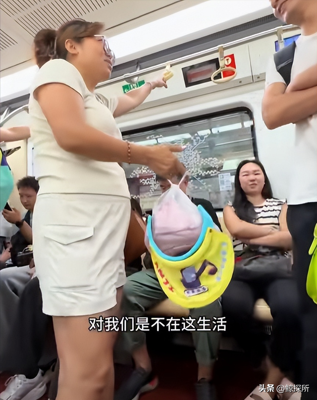 反华势力出现？女子大闹北京地铁，逮着谁骂谁，叫嚣中国不如美国