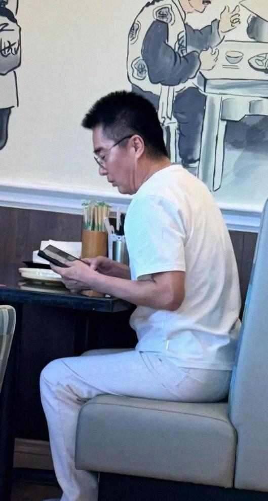 真相了！许亚军未赴何晴葬礼，当时他在美国洛杉矶陪小儿子用餐