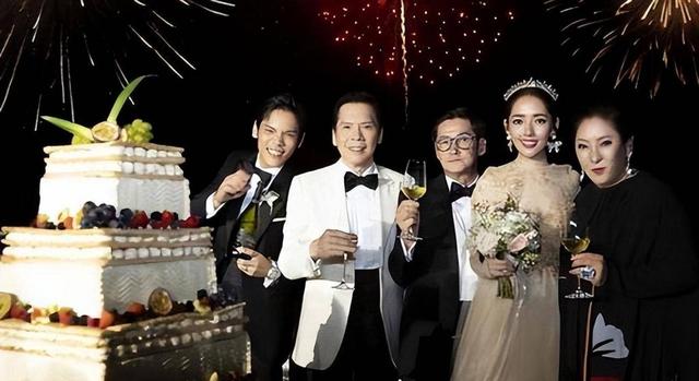 香港街头偶遇郭碧婷向佐，两人恩爱同框，向佐正常穿衣变清爽帅气