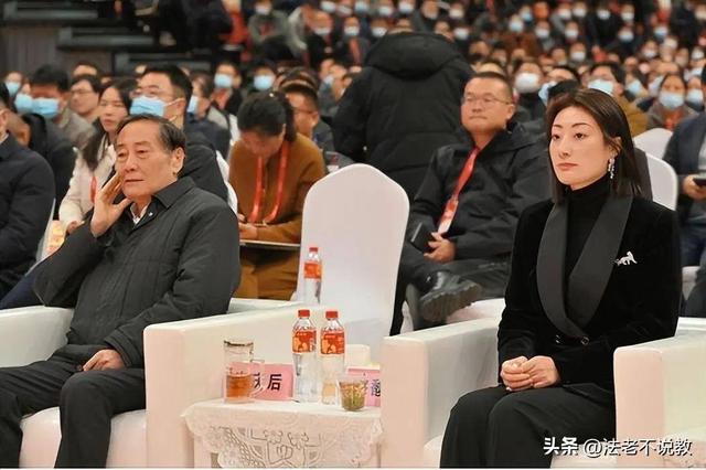 宗庆后“二夫人”曝光，肤白貌美能力出众，难怪私生子敢争150亿