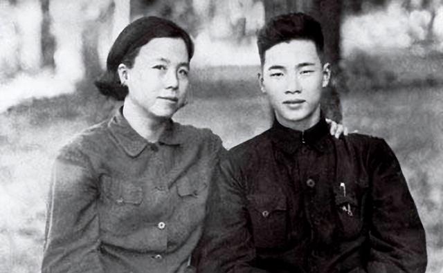 李鹏总理有多帅？1965年和两个儿子的合影，他长相出众，气质不凡