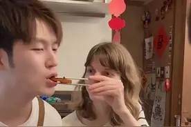 董力在家给阿诺下厨，一家四口吃四菜一汤，家里又小又乱仅100平图片