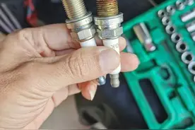 4S店也太暴利了！300块的火花塞成本才50？修车工怒揭黑幕！图片