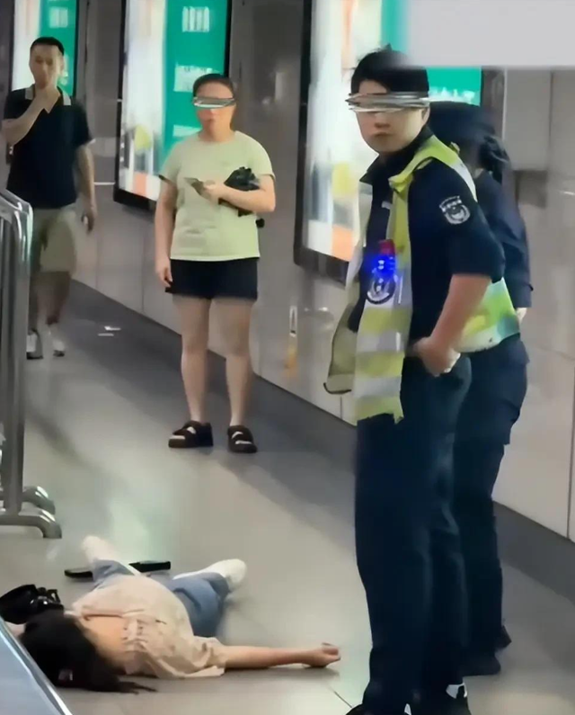 地铁女子打人被拘后续！女子面容曝光，警方回应，知情人透露原因
