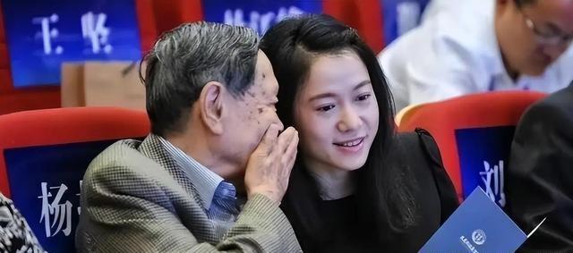 杨振宁去世后，翁帆再发文，49岁无子女的她，早已被安排好了退路