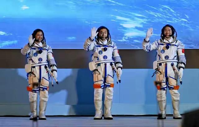 央视采访神十九航天员,王浩泽称做了牺牲准备,女航天员为何飞天难