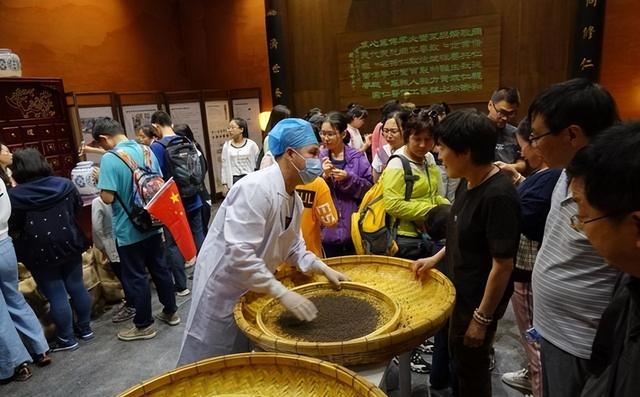 大量日本游客涌入北京，打着旅游幌子不去旅游不吃美食，为啥来？