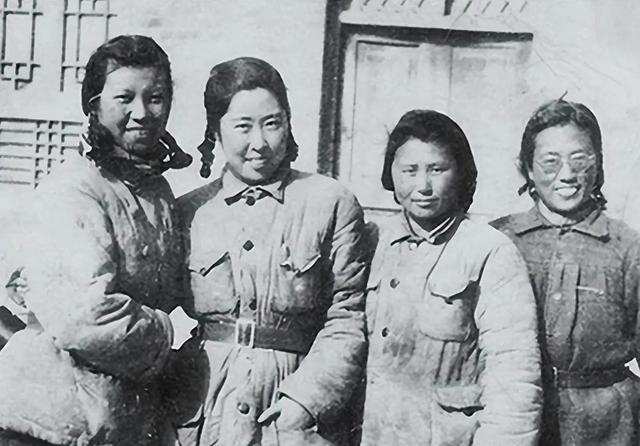 王光美有多漂亮？1940年，19岁的王光美在大学留影，气质不凡