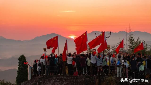 客流高峰，秩序井然！龙岩连城冠豸山迎来“双节”旅游“开门红”
