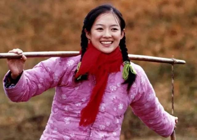 离春节不到两个月，46岁章子怡再次官宣喜讯，撕碎汪峰仅剩的体面