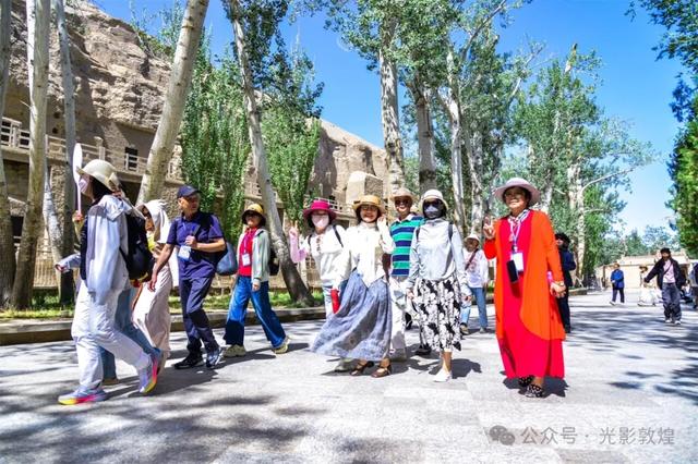 中国八方旅游联合体首趟青甘旅游大型专列抵达敦煌