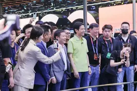 车企老板车展“串门”上热搜 雷军余承东们逼急“老先生”？图片