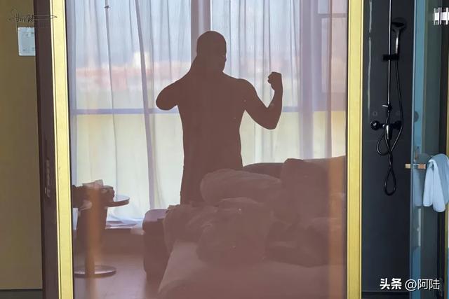 酷暑来挑战狂野大陆才是真男人，晚上还有烟花秀为你喝彩