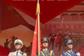 “免视军刀还鞘”：中国仪仗队绝活，香港回归交接中一招折服世界图片