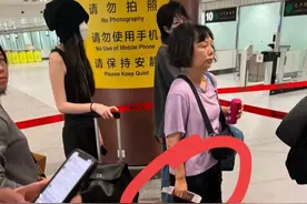 王菲送女儿去英国上学！李嫣又高又瘦气质超群，疑去UCL大学报道图片