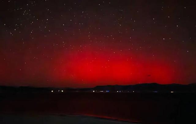 北方多地现“绝美极光秀”，赛里木湖被红光笼罩，漠河一天出现两次极光，网友涌入评论区接好运