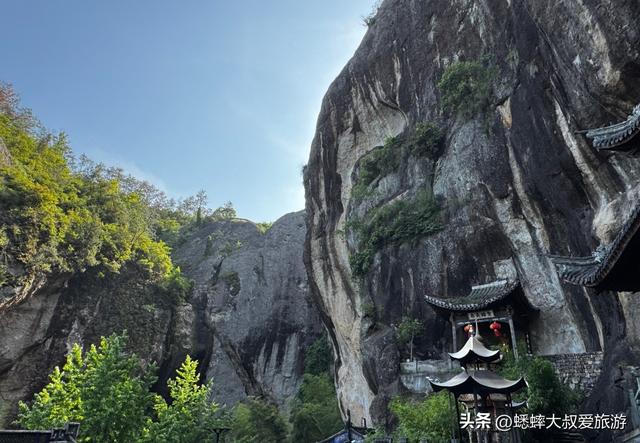 这座浙江千年古刹太震撼了，门票5元，藏在悬崖峭壁，一眼就爱上