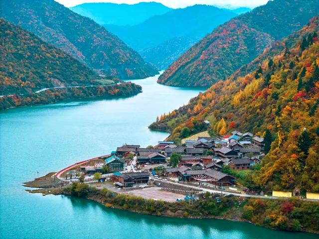 正式通车！全线免费！新挖赏秋天花板小城，绝美彩林不输九寨！地道美食50元吃爽！